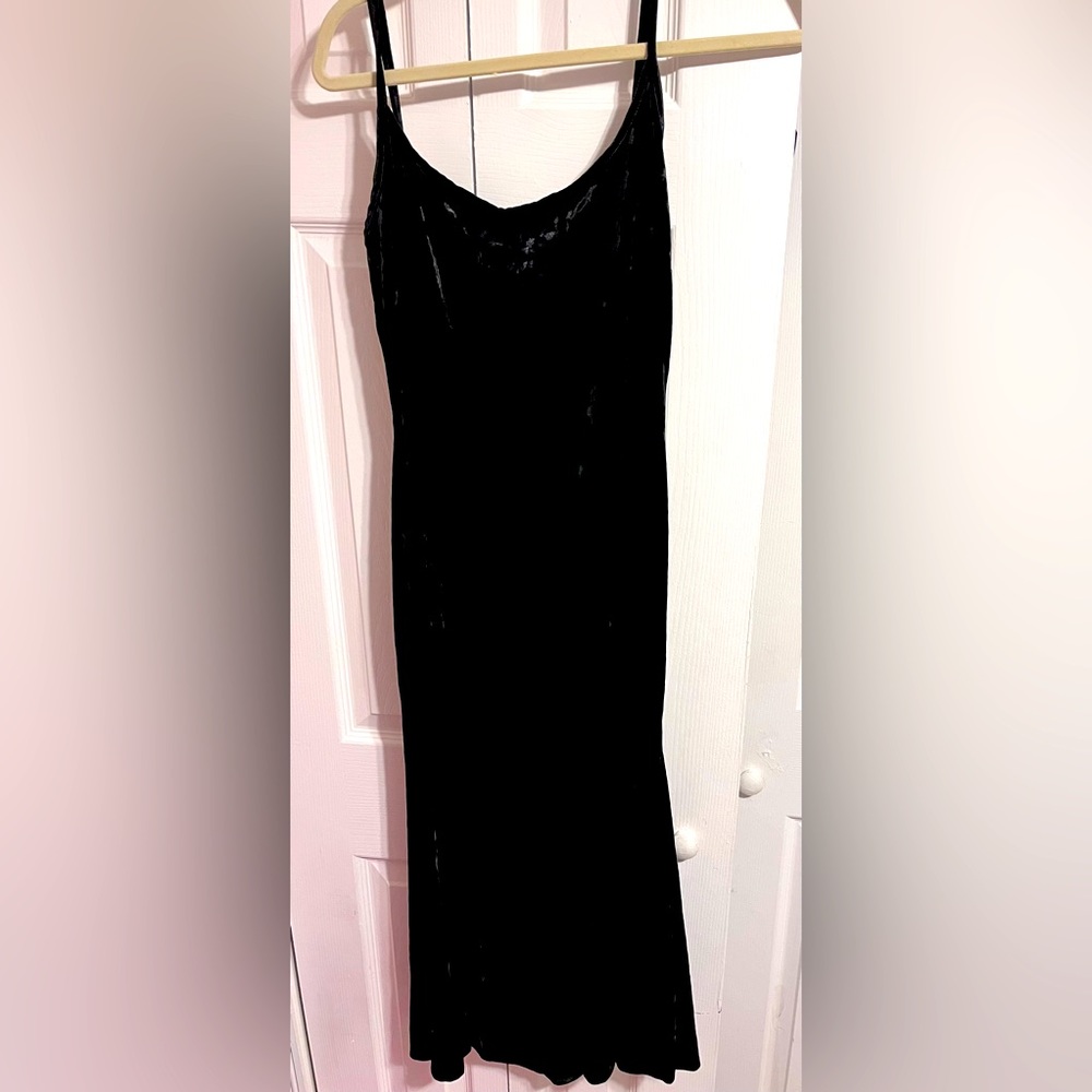 Black velvet slip dress. Size large. Brand; NY&Company.